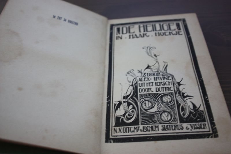 Irvine Alex - De heilige in haar hoekje