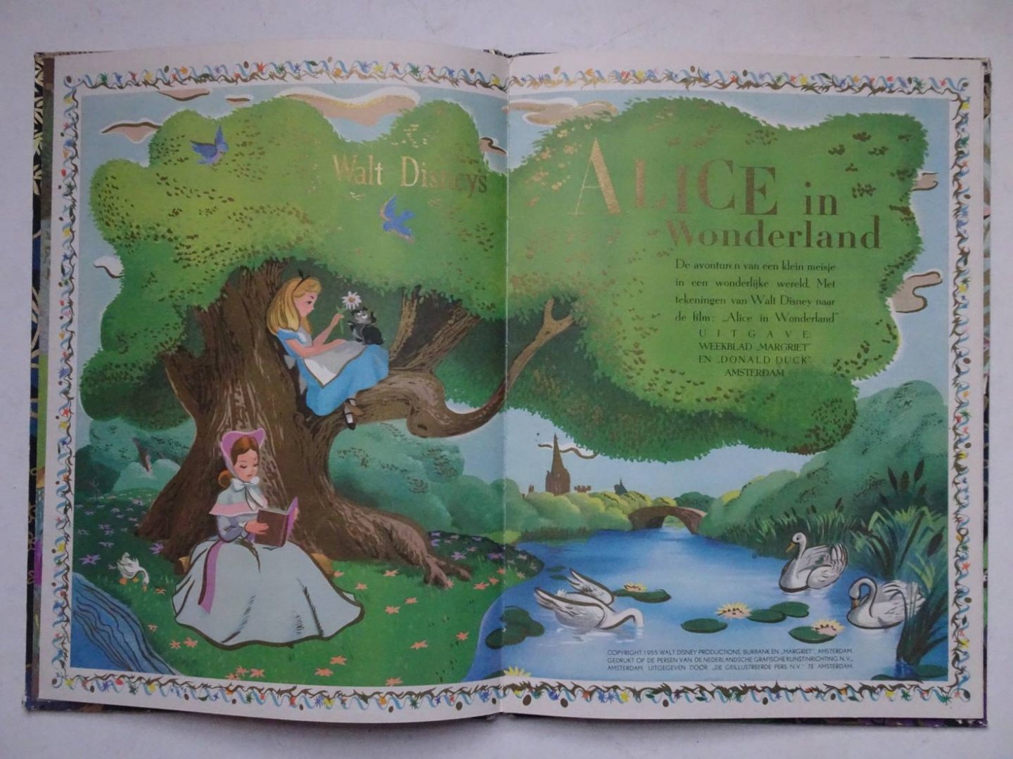 Disney, Walt. - Walt Disney's Alice in Wonderland. De avonturen van een klein meisje in een wonderlijke wereld. Met tekeningen van Walt Disney naar de film: "Alice in Wonderland". Een gouden "Margriet" boek.