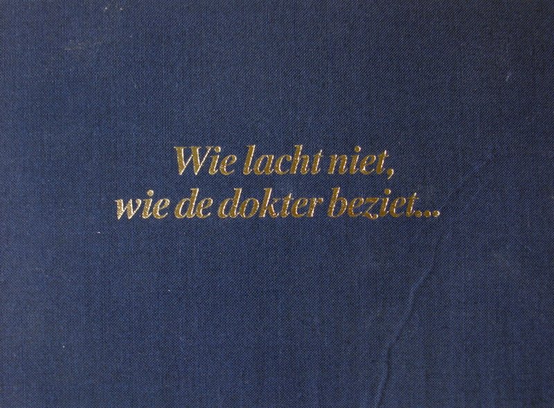  - Wie lacht niet, wie de dokter beziet...