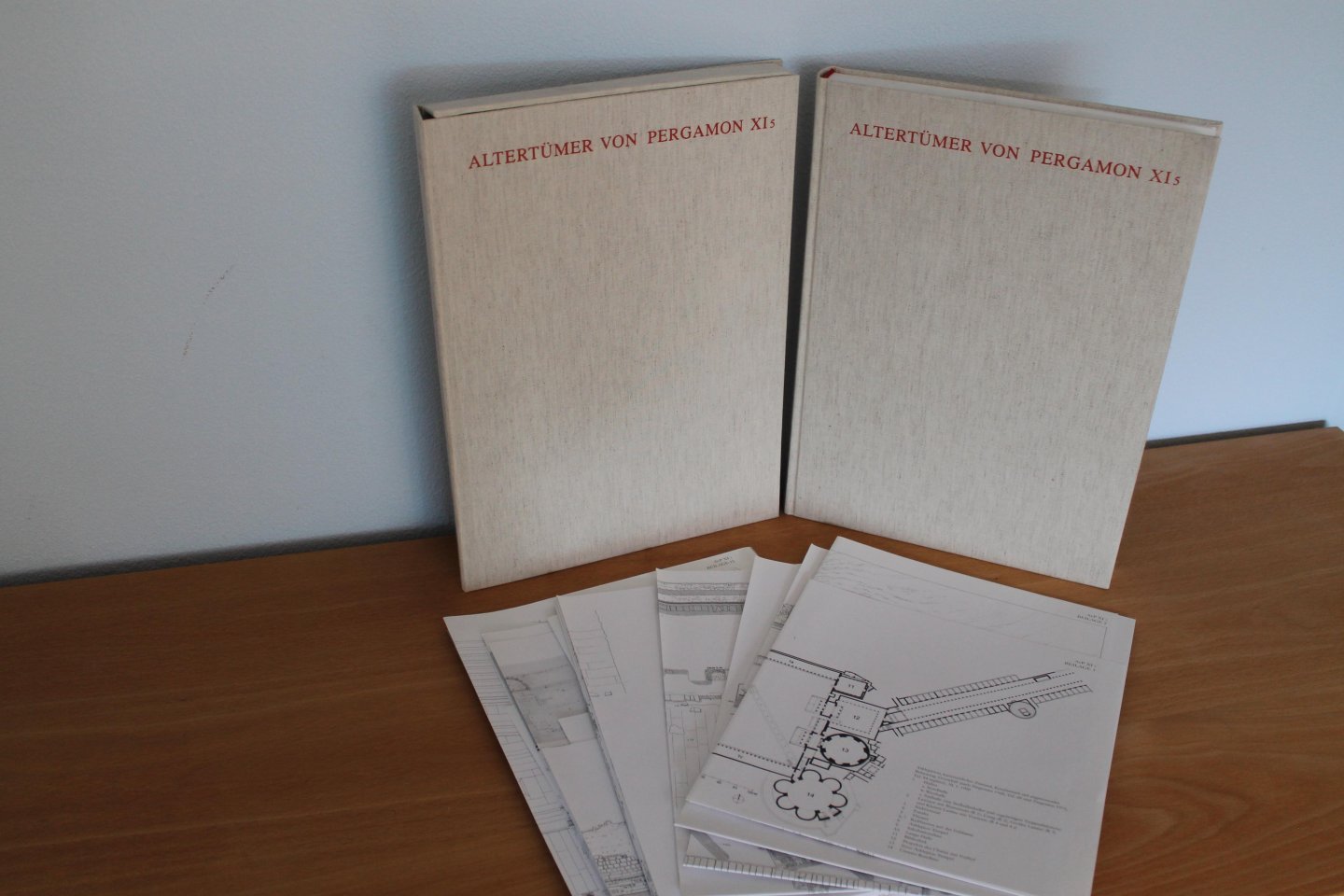 HOFFMANN, Adolf - Das Asklepieion Teil 5. (2 volumes). Die Platzhallen und die zugehörigen Annexbauten in römischer Zeit + Beilagenteil