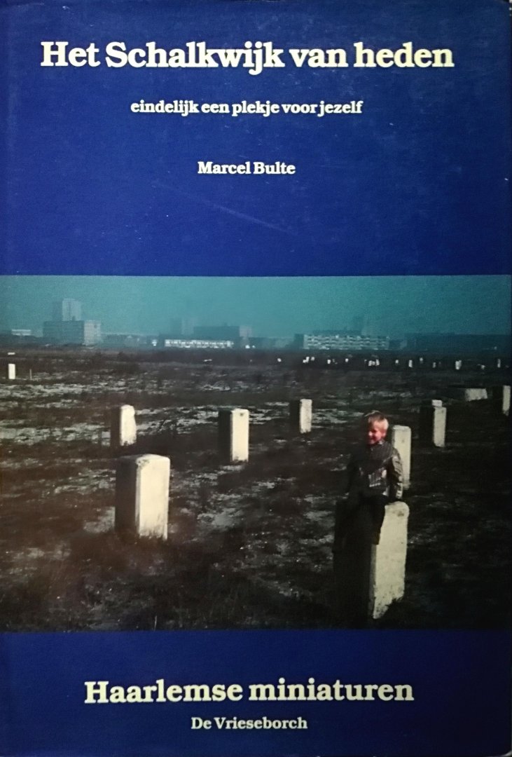 Bulte , Marcel . [ isbn 9789060762455 ] 4519  ( Haarlemse miniaturen deel 007 . ) - Het Schalkwijk van Heden . ( Eindelijk een plekje voor jezelf . ) Je kunt er niet omheen. Schalkwijk als nieuwbouw werkt van Haarlem. En de bouw explosie in zuid-kennemerland een kwarteeuw Schalkwijk in nieuwe stijl. In geschiedkundig opzicht -