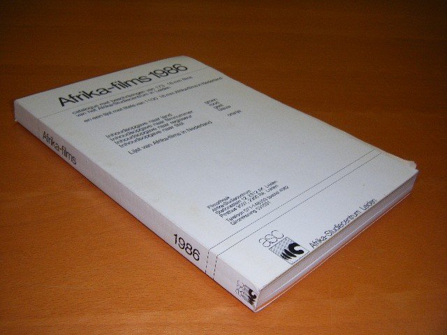 P.E.A.H. Bijvoet - Afrika-films 1986 Catalogus met beschrijvingen van 173 16 mm films van het Afrika-Studiecentrum in Leiden en een lijst met titels van 1100 16 mm Afrika-films in Nederland