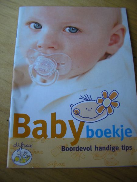  - Babyboekje, boordevol handige tips (over wassen, baden, speeltjes enz)