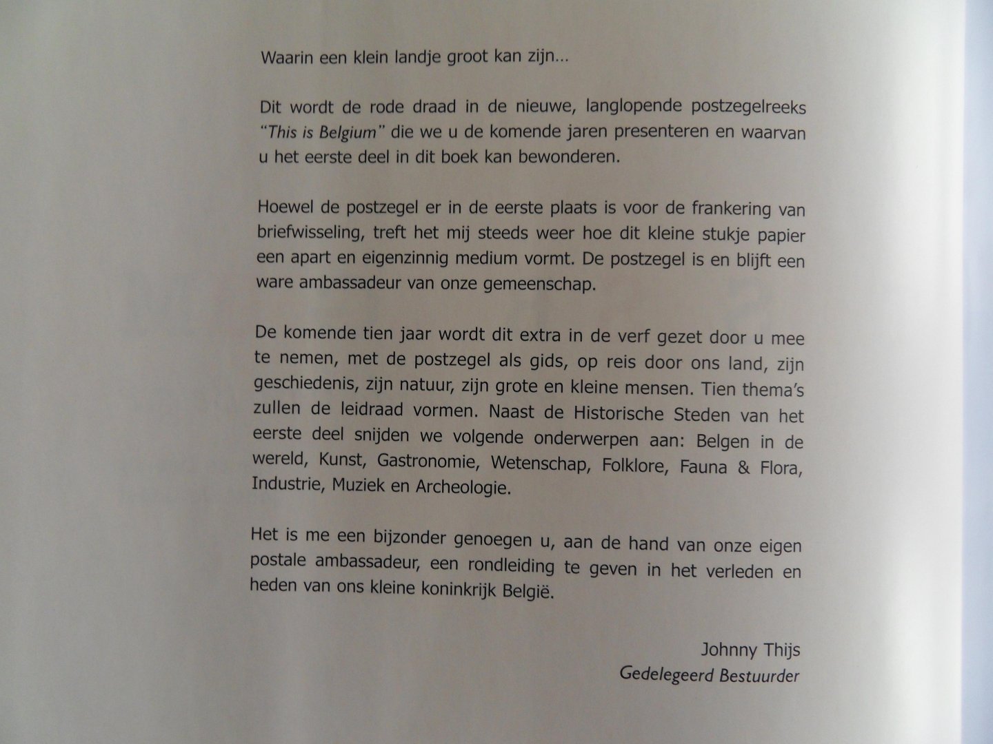 Debray, France; Geest, Joost de. - This is Belgium..... Een ronde van België. [ Compleet met de postzegelvellen ].