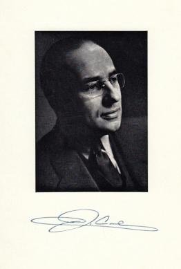 (MINISTER-PRESIDENT). CALS, Jo - Gesigneerde reproductie van een portretfoto. Met begeleidende brief van zijn secretaresse op briefpapier van de minister van Onderwijs, Kunsten en Wetenschappen, gedateerd  ''s-Gravenhage, 5 september 1962'.