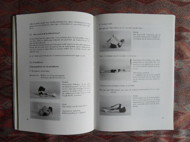 Drenth, Henk. - Het Fitnesscentrum in de Zaal. - Conditionele Vormen op Muziek. --- Boek geeft veelheid aan warming-ups op muziek en conditiecircuits met muziek. Mede door ca. 300 foto`s geeft dit boek uitstekend handvat om direct in praktijk aan de slag te gaa