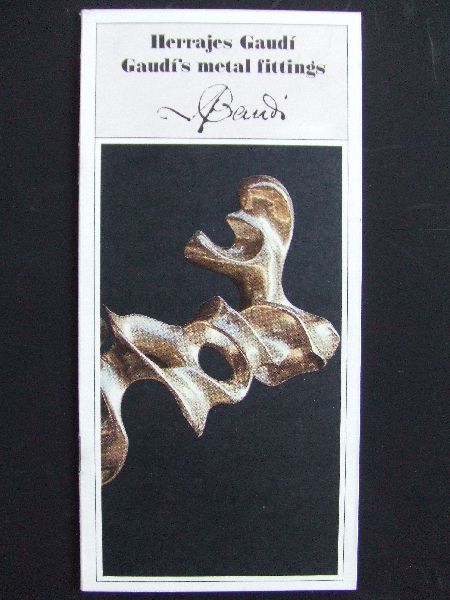 Gaudi (engels- en spaanstalige brochure) - Gaudi `s metal fittings, brochure van bronzen sluitwerk (deurknoppen, haken etc) als replica gemaakt door Ediciones de Diseno voor tentoonst.:  Gaudi Disenador