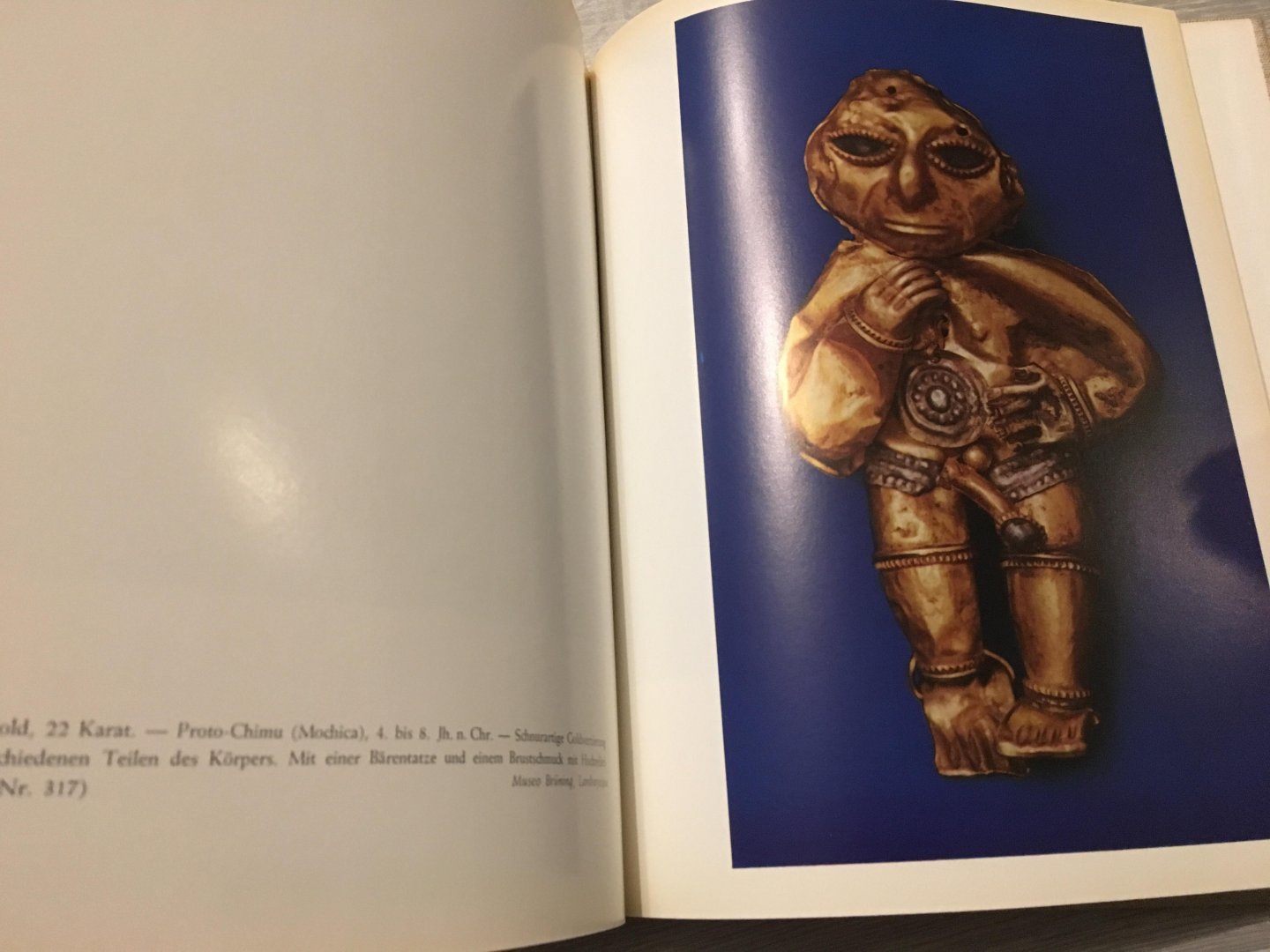 Miguel Mujica Gallo - Gold in Peru - Meisterwerke der Goldsmiedekunst aus der Prä-Inkazeit, dem Inkareich und übergangsära