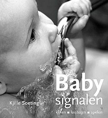 Soeting , Kjille . [ ISBN 9789088500923  ] 1819 - Babysignalen . ( Kijken - luisteren - spelen . ) Door baby's goed te observeren begrijp je steeds meer van de 'kleine' signalen die ze geven, zoals wegkijken ('even pauze graag'), rood aanlopen ('tjee wat is het hier druk') of het midden houden -