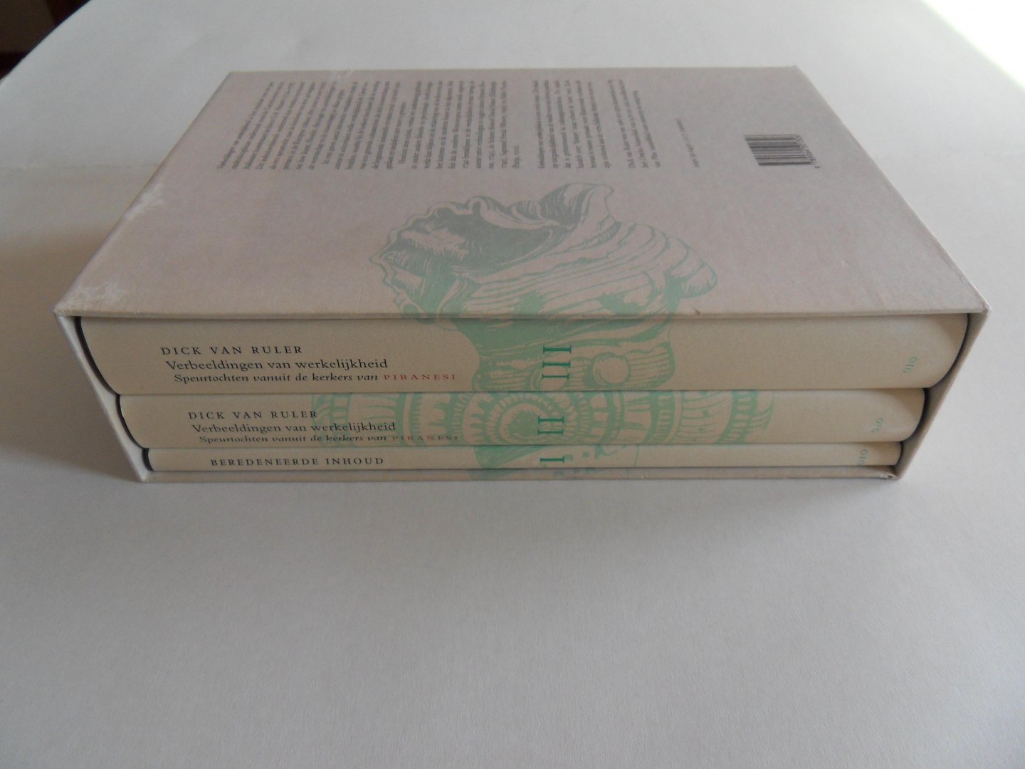 Ruler, Dick van. - Verbeeldingen van werkelijkheid. - Speurtochten vanuit de kerkers van Piranesi. [ Complete serie van drie delen in bijbehorende slipcase ].