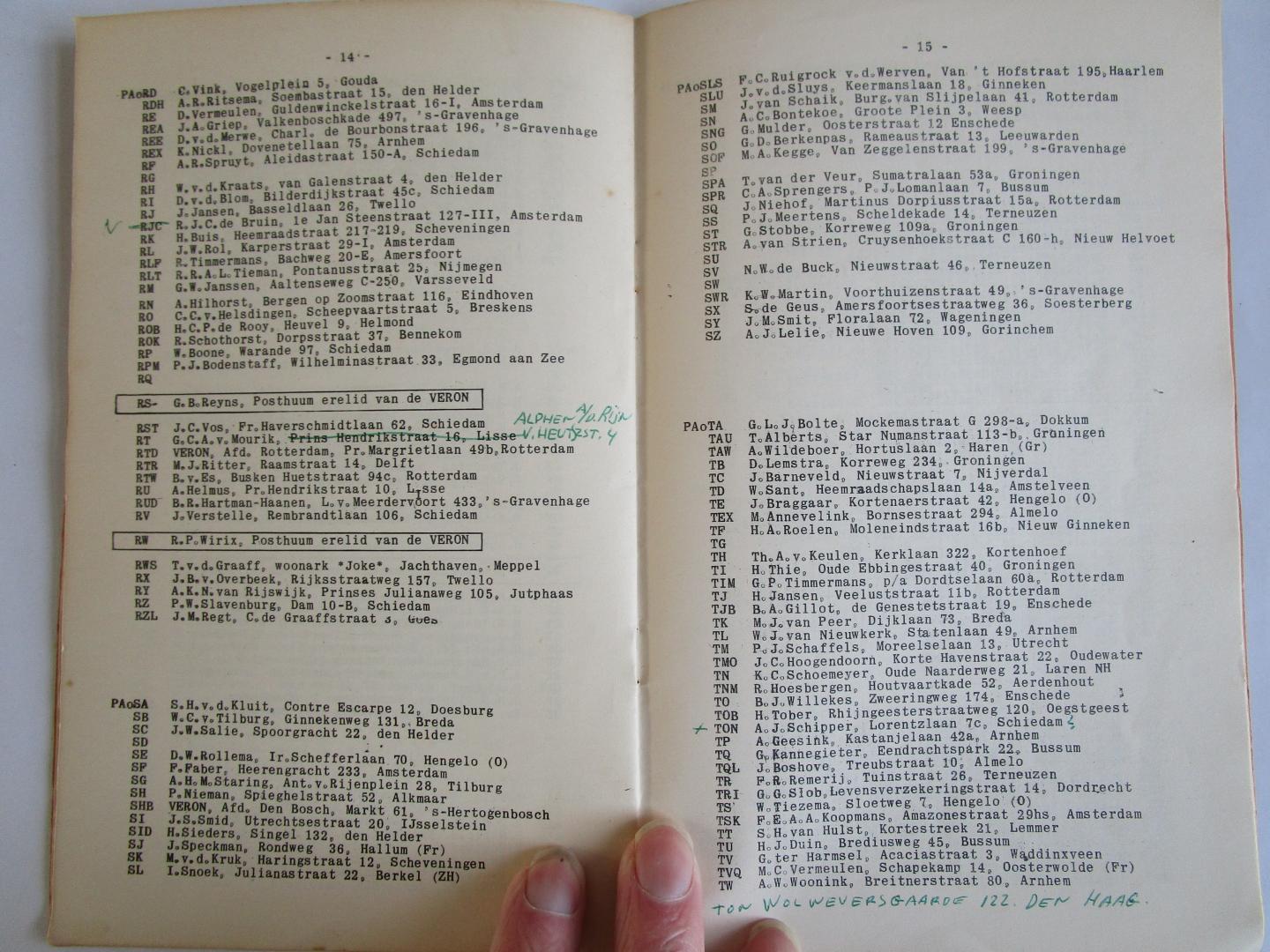 VERON   Vereniging voor experimenteel radio onderzoek in Nederland (uitgegeven door) - Lijst van houders van een Radio-Amateur-Zendmachtiging  - 1 october 1955 -