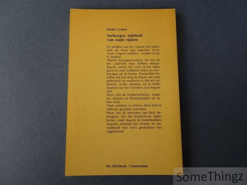 Uyldert, Mellie. - Verborgen wijsheid van oude rijmen. Een verzameling van spelletjes, dansjes en rijmpjes, liedjes en verhaaltjes afkomstig van religieuze dansen en plechtig rituaal uit oude tijden, waarmee de mens het ritme van de natuur uitbeelde en begeleidde.