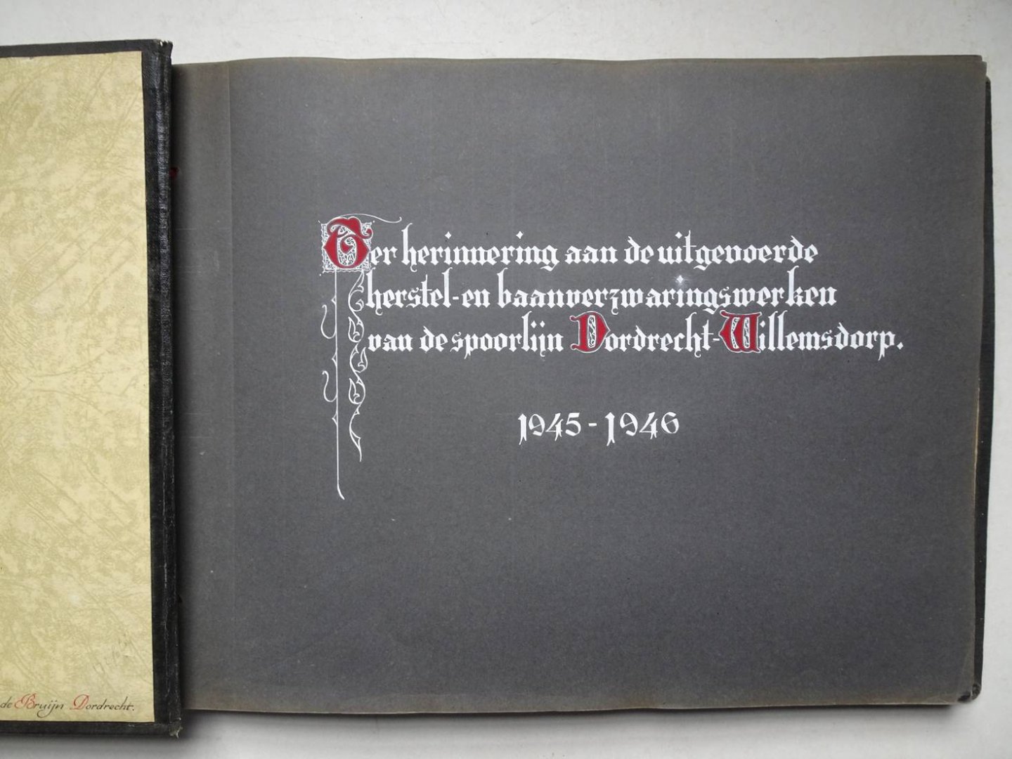 Bruijn, Ab de (fotografie). - Fotoalbum. "Ter herinnering aan de uitgevoerde herstel- en Baanverzwaringswerken van de spoorlijn Dordrecht-Willemsdorp 1945-1946".