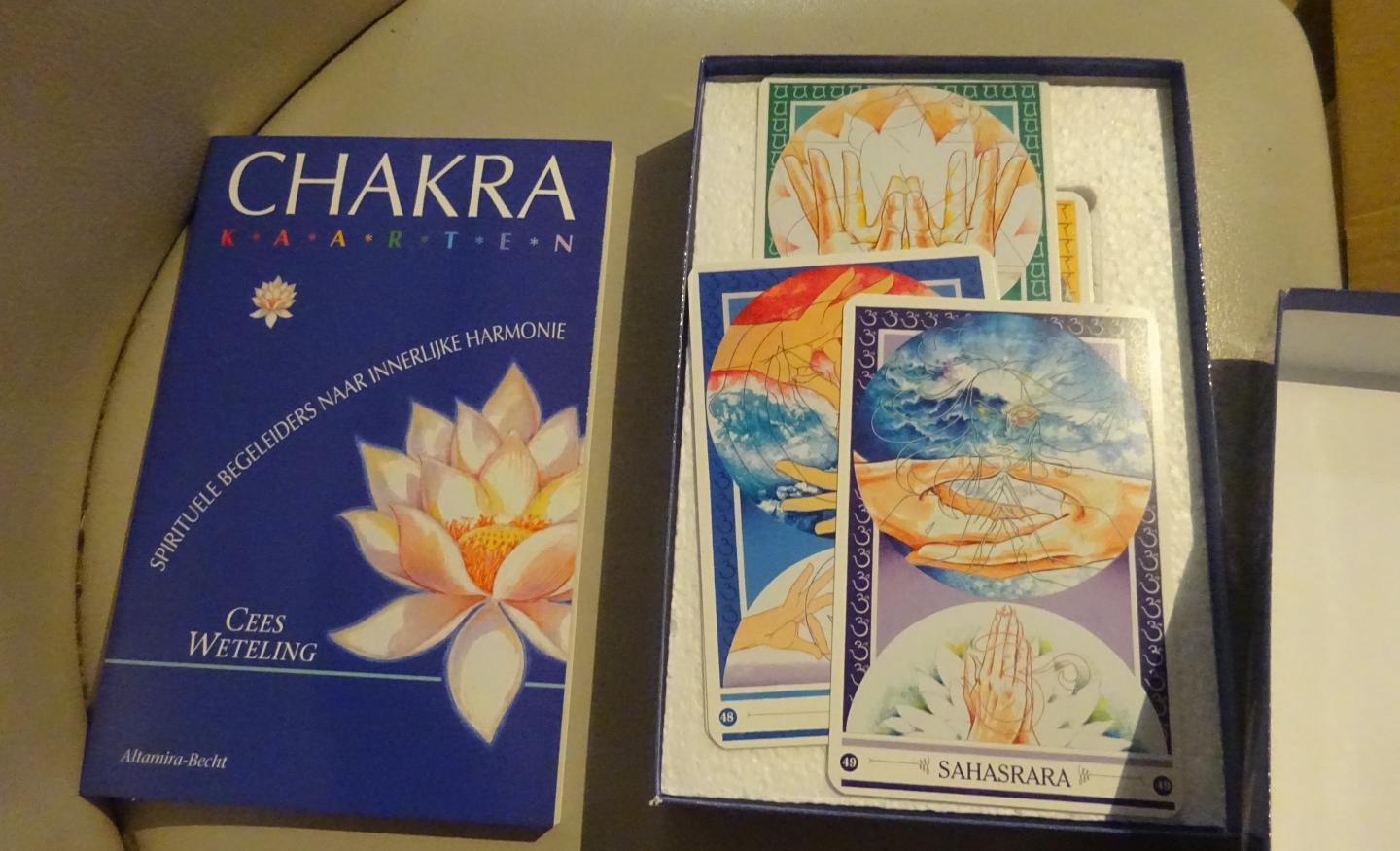 Weteling, C. - Chakrakaarten / spirituele begeleiders naar innerlijke harmonie : Box met boek en 49 chakrakaarten NUR 720, 739