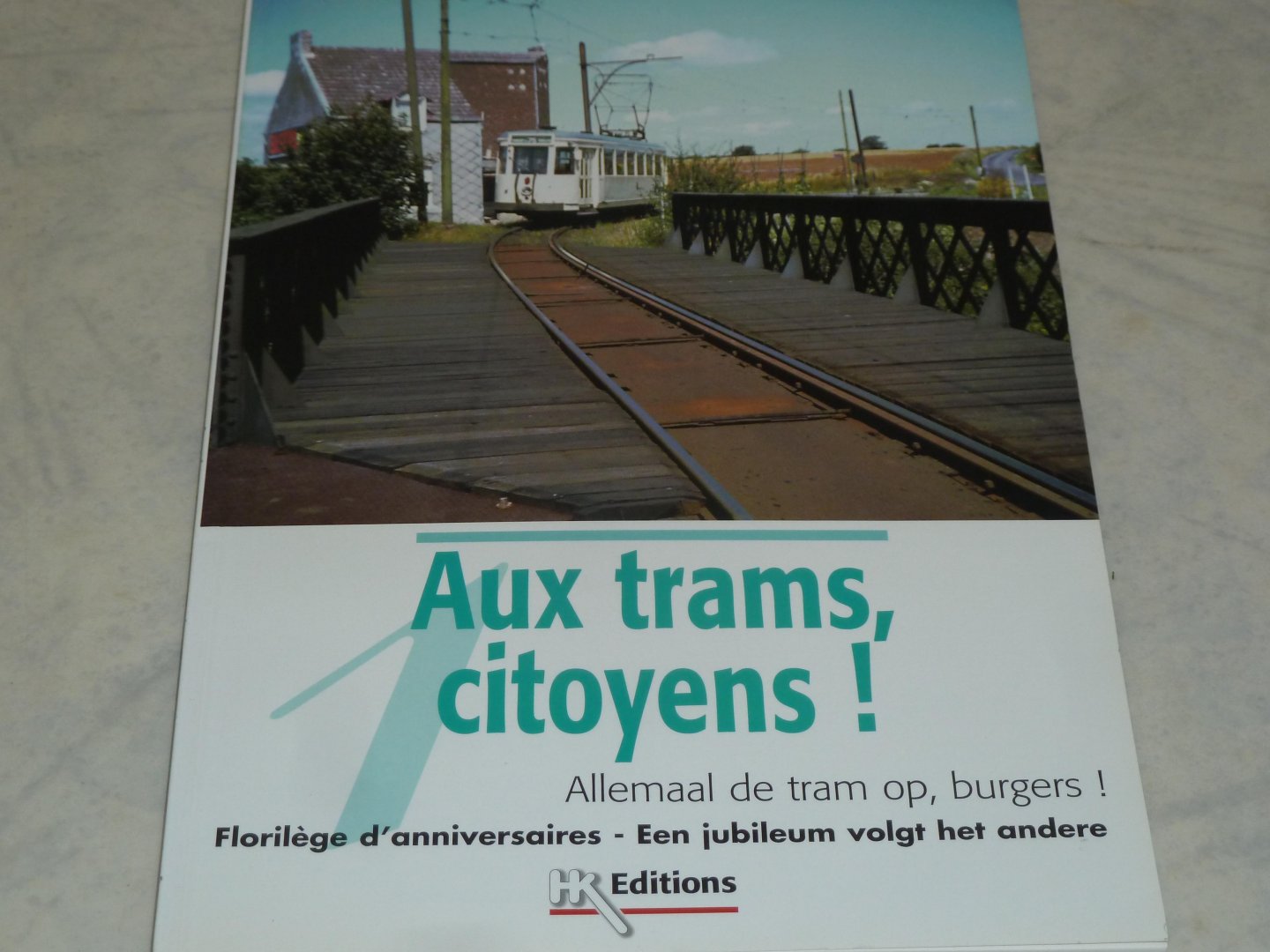 Tekst: Frans en Nederlands - Aux trams, citoyens! Allemaal de tram op, burgers!
