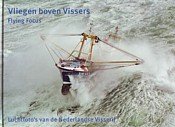 Gebonden 96 blz. Full Colour fotografie boek van visserschepen voor de Nederlandse kust. Vaak in zwaar weer situaties. Met bijschrift over de gefotografeerde schepen, de lokatie en bijzonderheden - Vliegen boven vissers