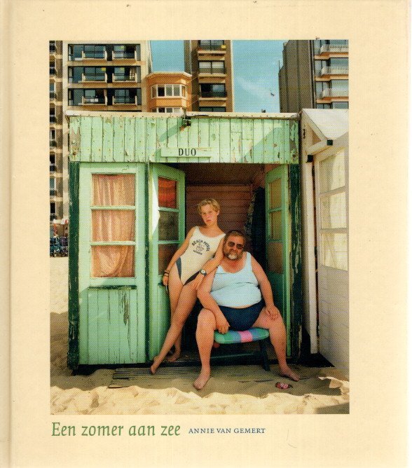 GEMERT, Annie van - Een zomer aan zee. De strandcabine's van de Panne. Foto's Annie van Gemert - Tekst Mischa Cohen. - [Signed]