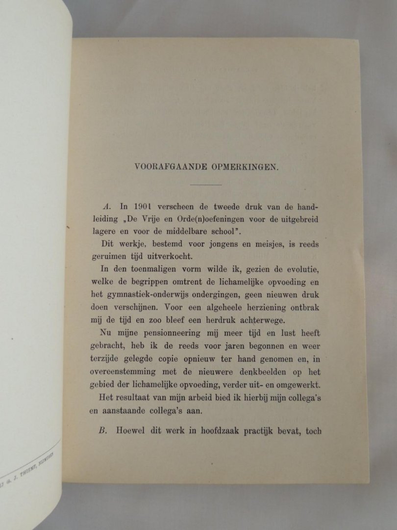 Boom van der J.A. - de vrije, orden, gereedschapsoefeningen gymnastische groepen en veldspelen practische handleiding