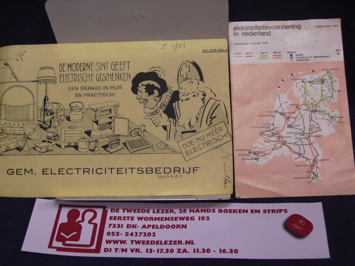 Reclamebureau - kaart Gem. Eletriciteitsbedrijf - De Moderne Sint Geeft Electrische Geschenken / infoboekje electriciteitvoorziening in nederland 1975