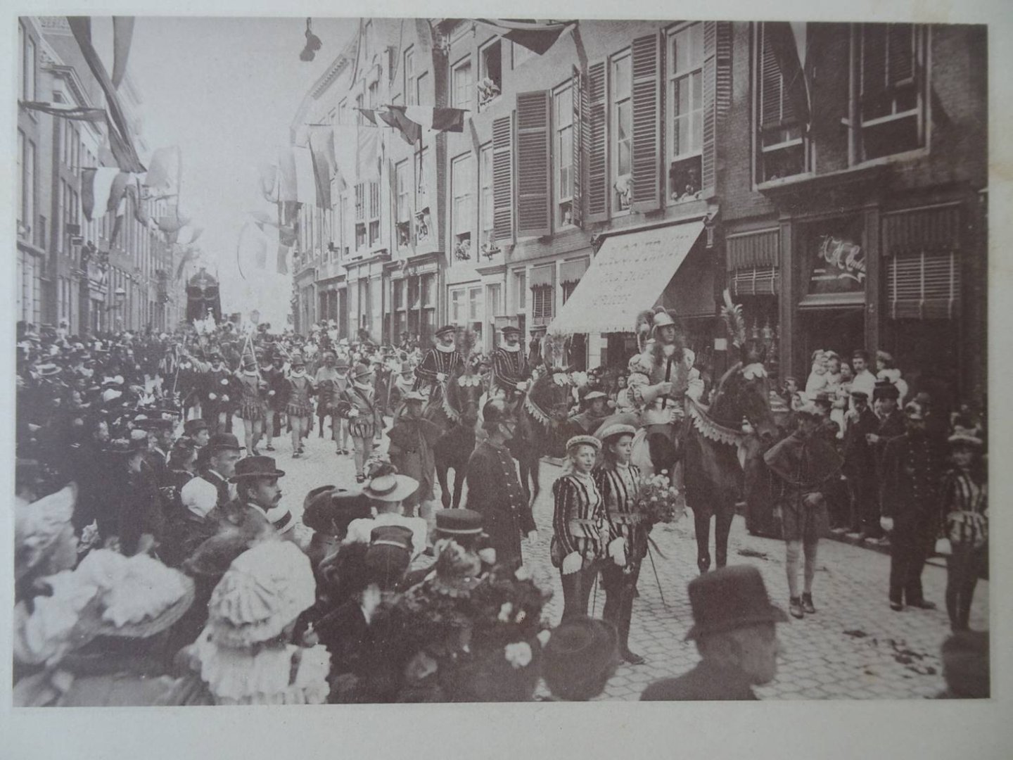 Gebroeders van Straaten. - Kroningsfeesten te Middelburg. Historische-allegorische optocht, 2 september 1898. Met 9 lichtdrukken, vervaardigd door de gebr. van Straaten.