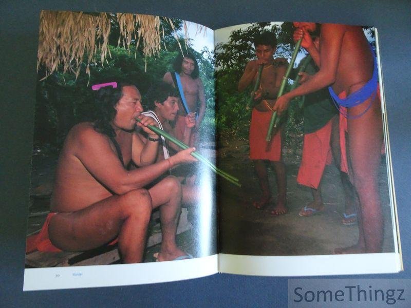 Marion Hoekveld (tekst), Michel Pellanders (fotogr.) - Awí! Amazone-indianen