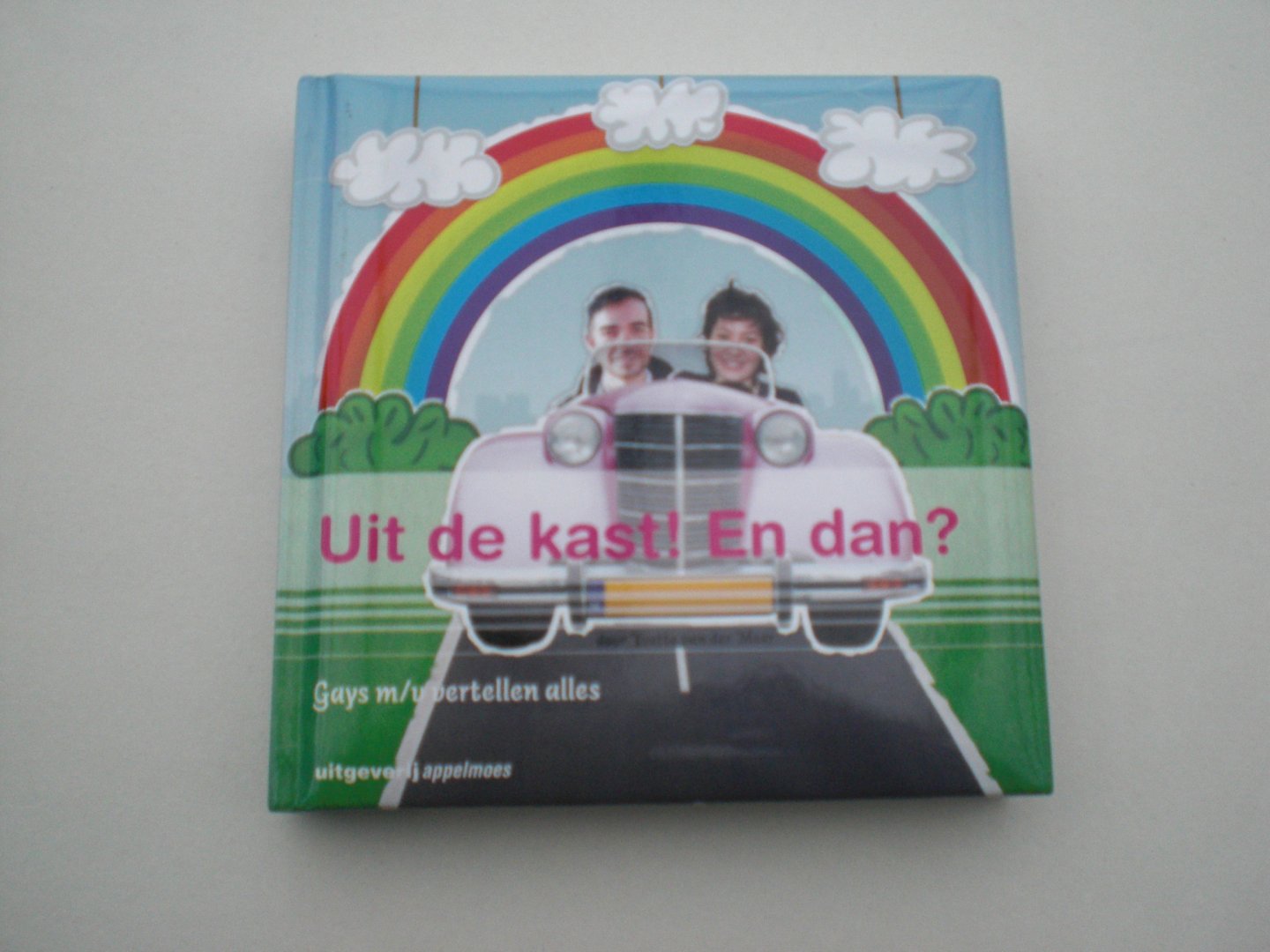 Meer, Y. van der - Uit de kast ? En dan ! / voor wie nog uit de kast moet komen, voor wie al lang en breed uit de kast is, voor ouders, broers, zussen en vrienden van gays en alle andere open minded mensen.