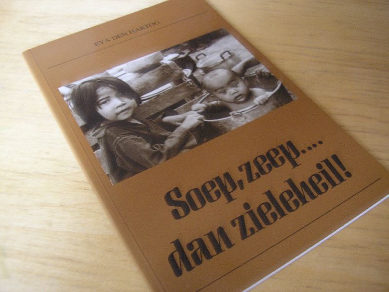 Hartog, Eva den - Soep, zeep.... dan zieleheil;    gesigneerd exemplaar