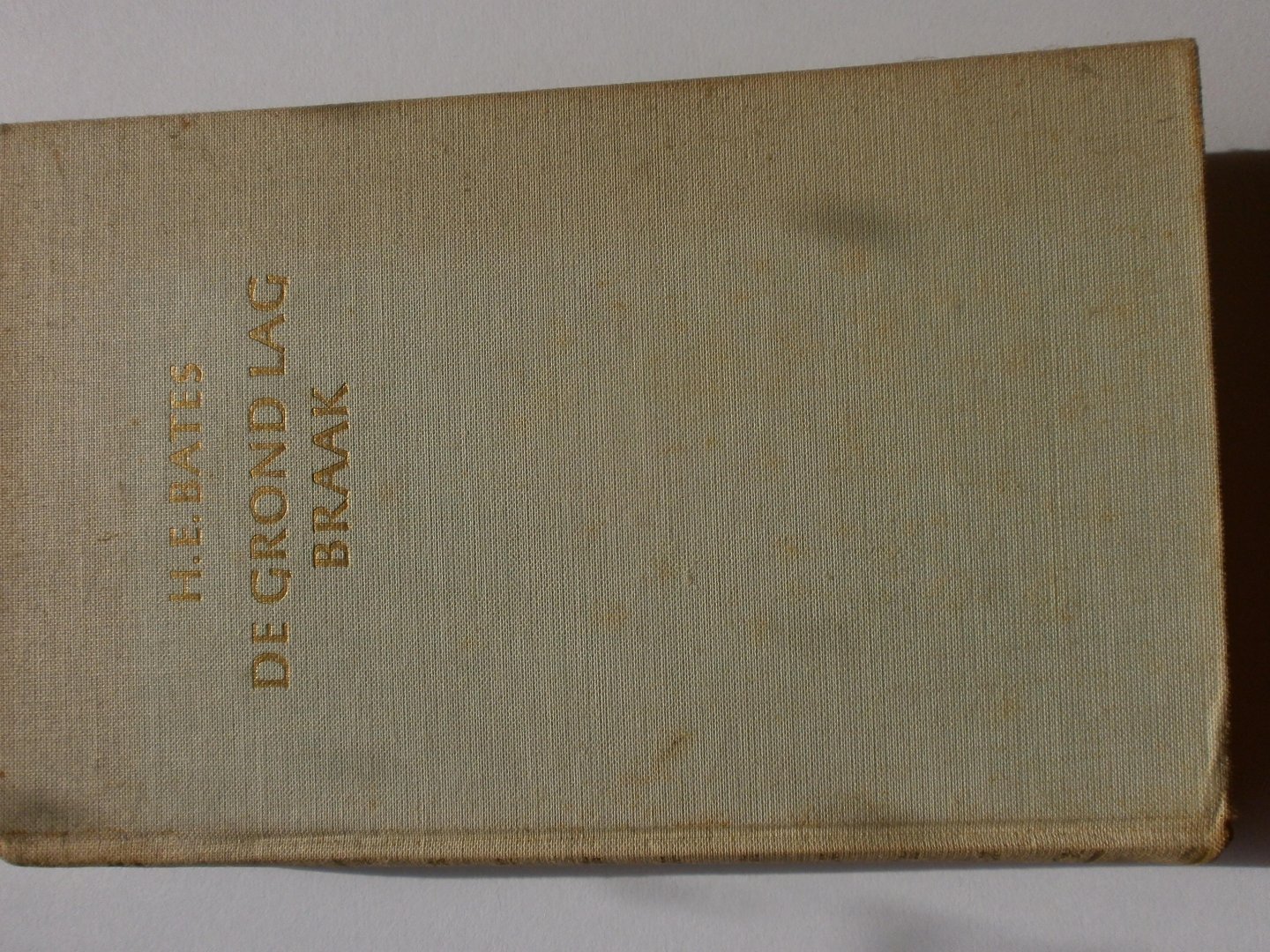 Bates, H.E. - De grond lag braak
