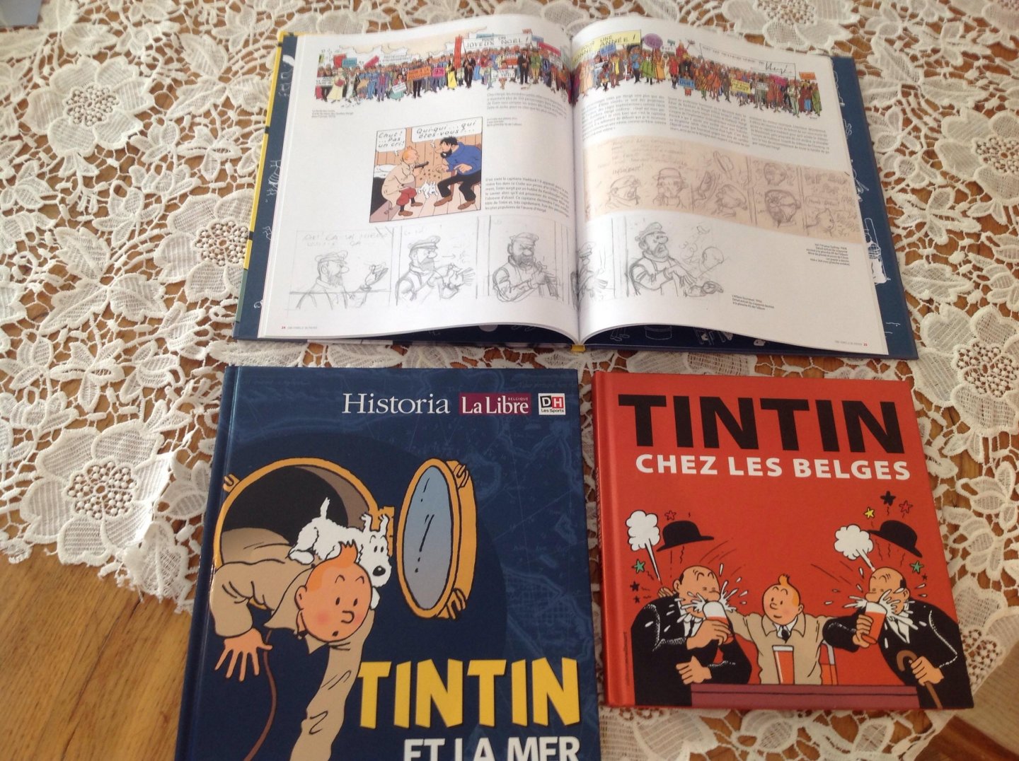 Hergé - Hergé L' Exposition De Papier en twee gerelateerde extra's.