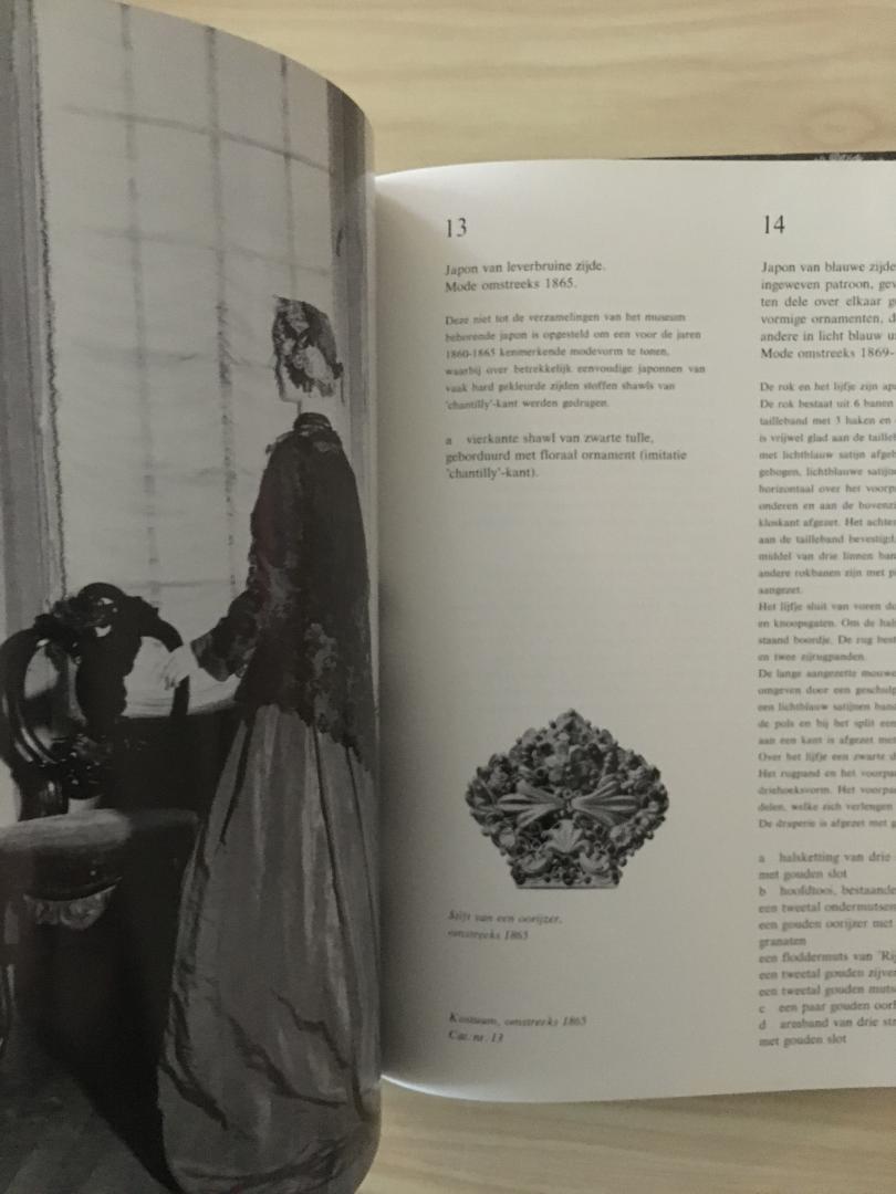 Huizinga, P.J. en Kuipers, Abe (vormgeving) - 150 jaar mode 1760 tot 1910