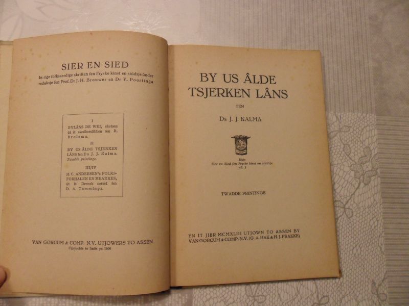 Kalma J.J. - By us âlde tsjerken lâns