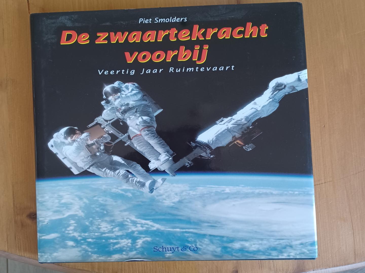 Smolders, Piet - De zwaartekracht voorbij / 40 jaar ruimtevaart