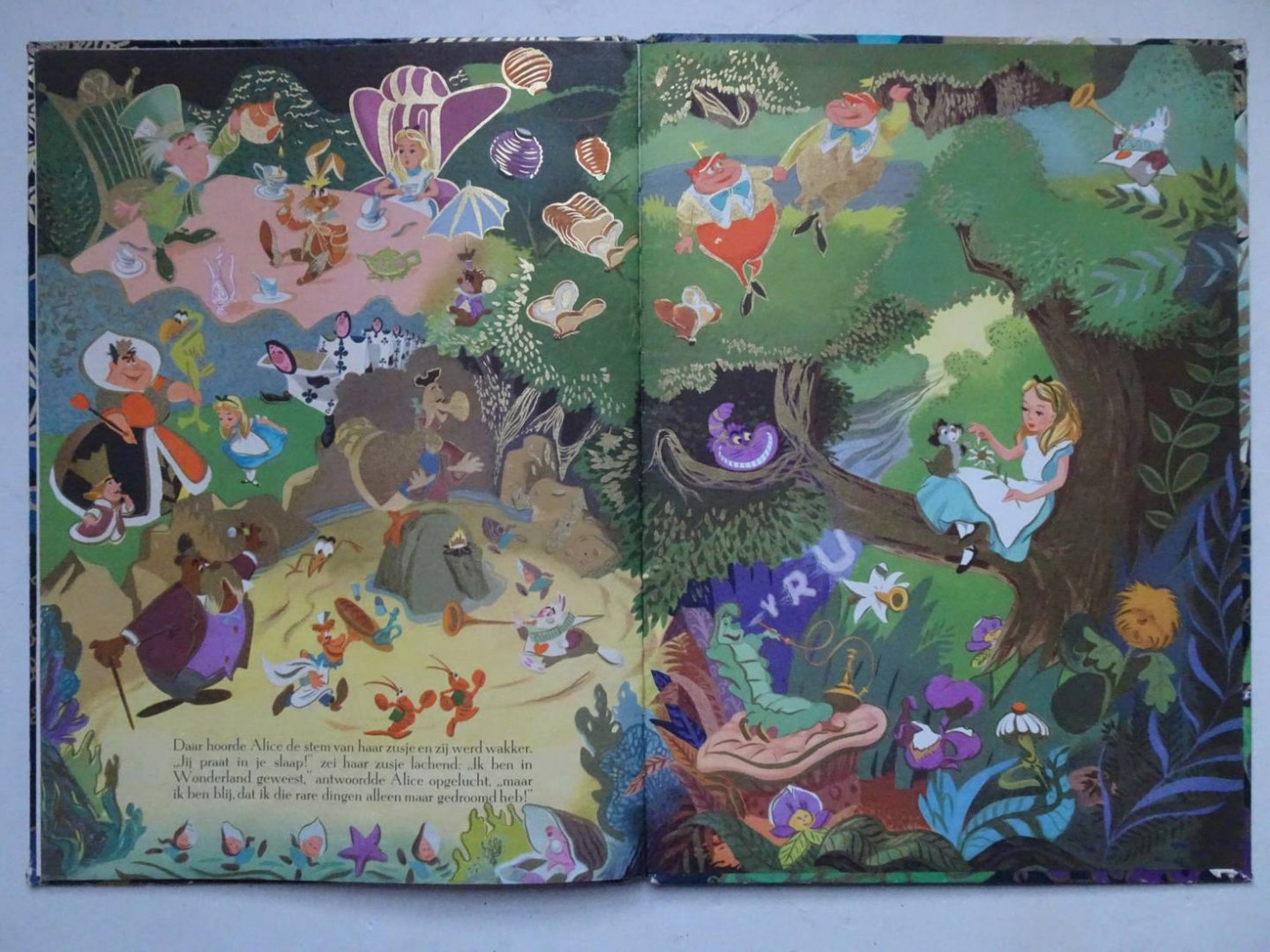 Disney, Walt. - Walt Disney's Alice in Wonderland. De avonturen van een klein meisje in een wonderlijke wereld. Met tekeningen van Walt Disney naar de film: "Alice in Wonderland". Een gouden "Margriet" boek.