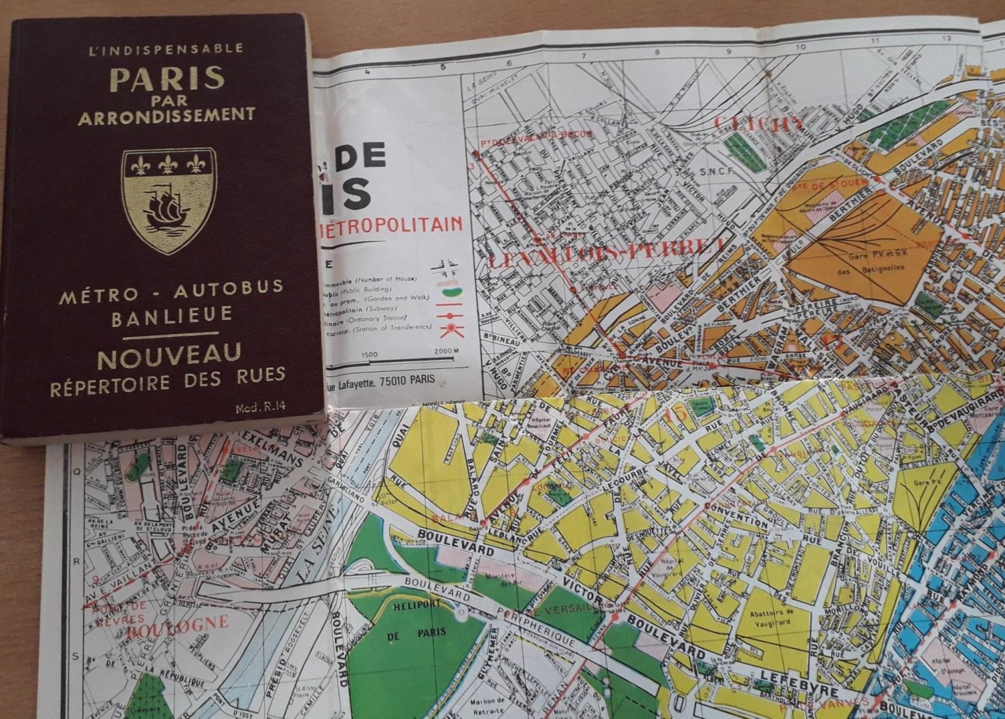 Denaès, Raymond - Guide général de Paris. Répertoire des Rues avec Indication de la plus proche Station du Métro. Paris par Arrondissement / General Guide to Paris. With Repertory of Streets and Indication of the nearest Metro Station