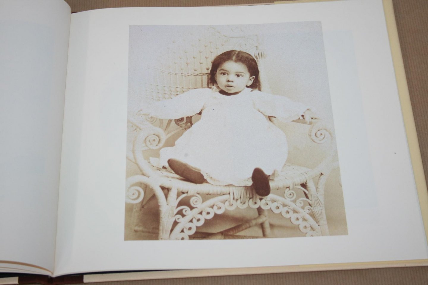 Walter Dean Myers - Brown Angels - An album of pictures and verse