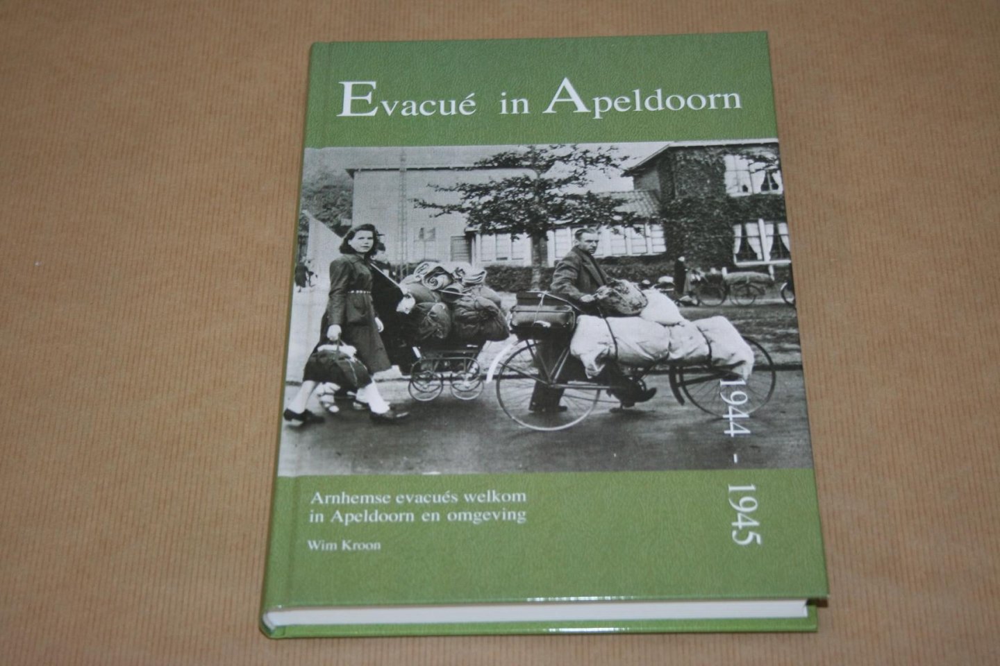 Wim Kroon - Evacué in Apeldoorn - 1944-1945  Arnhemse evacués welkom in Apeldoorn en omliggende dorpen