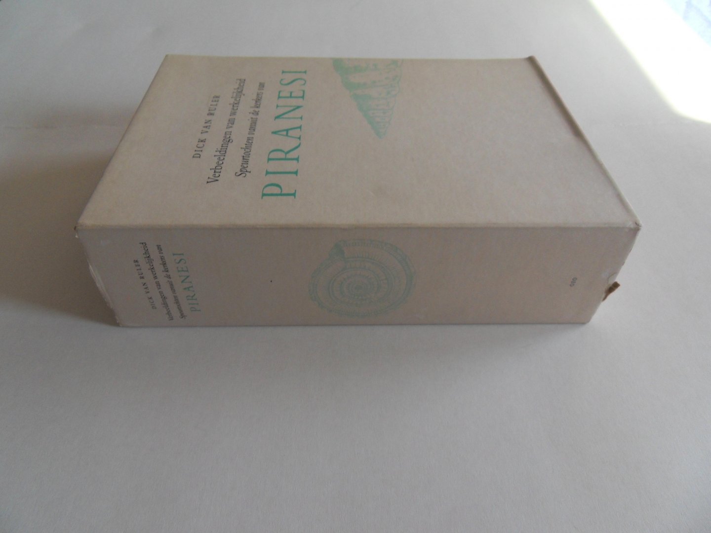 Ruler, Dick van. - Verbeeldingen van werkelijkheid. - Speurtochten vanuit de kerkers van Piranesi. [ Complete serie van drie delen in bijbehorende slipcase ].