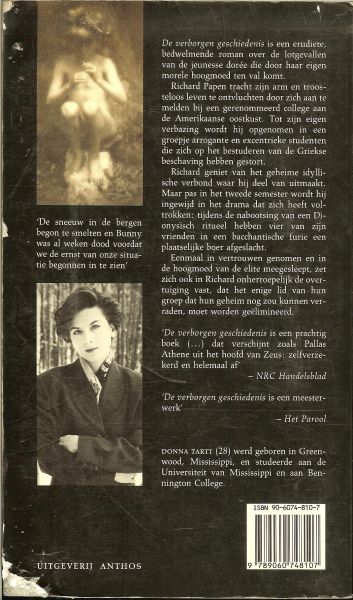 Tartt, Donna werd in 1963 in Mississippi geboren .. Vertaald door Barbara de Lange .. Omslagontwerp Studio Jan de Boer - De verborgen Geschiedenis .. is een meester werk Het Parool