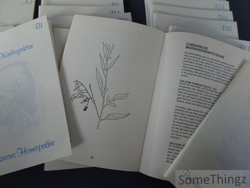 Groenestijn, Frits. - Introduktiekursus Homeopathie (deel A1 t.e.m. A3) en Basiskursus Homeopathie (deel B1 t.e.m. B18).