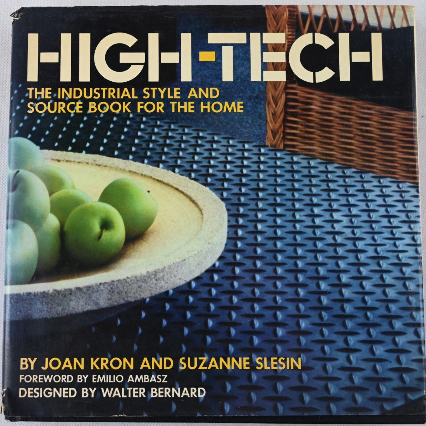 Kron, Joan and Slesin, Suzanne - High-Tech. The industrial style and source book for the home.