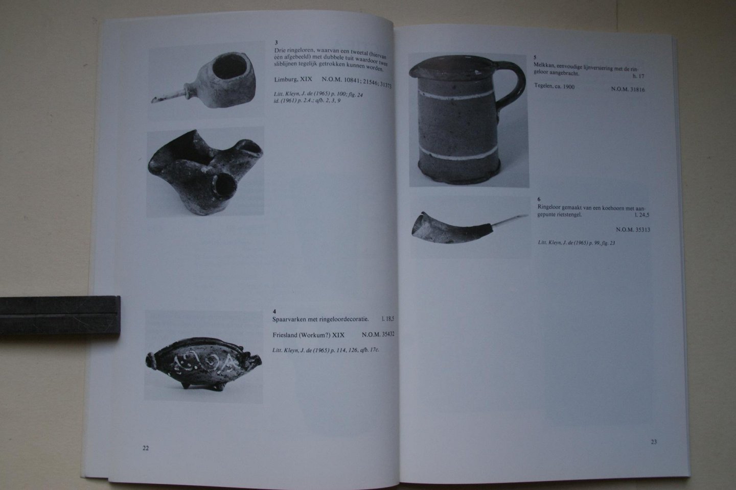 Kleyn, J. de - 2 boeken: HET AANKIJKEN WAARD voorwerpen van ambacht en huisvlijt uit het Openluchtmuseum    &    POT-SIERLIJK  versierd volksaardewerk  Uitgegeven n.a.v. tentoonstelling in Nederlands Openluchtmuseum Arnhem