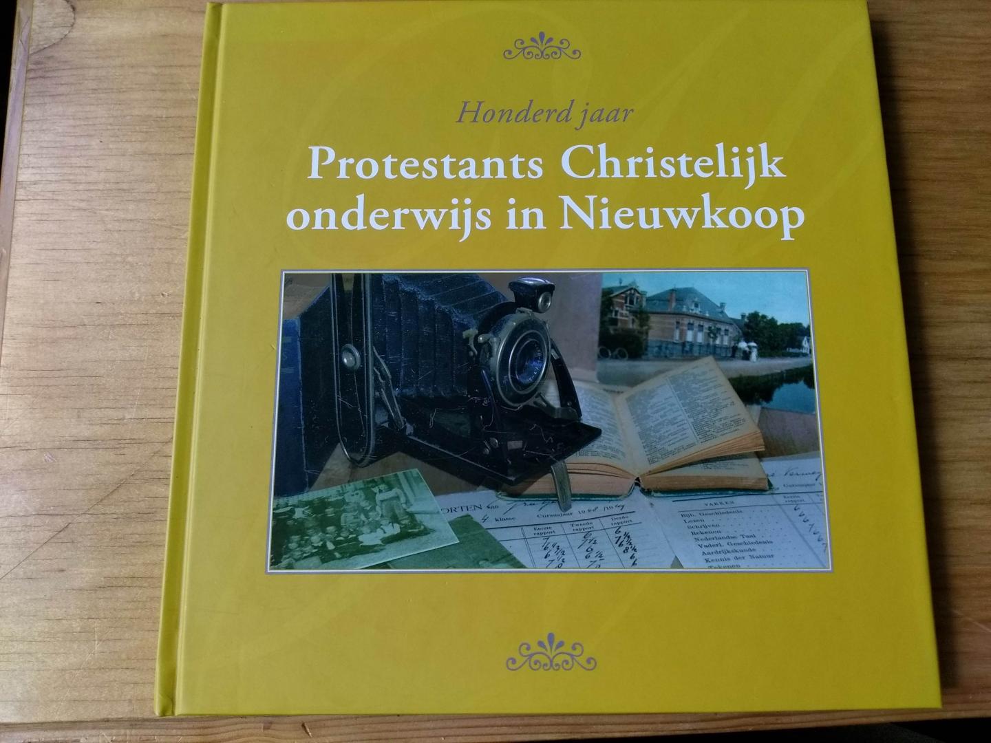 Hoogendoorn, Anneke & Stijnie Goes - Honderd jaar Protestants Christelijk onderwijs in Nieuwkoop