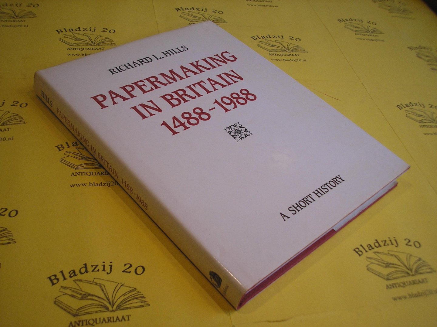Hills, Richard L. - Papermaking in Britain 1488-1988. A short history.