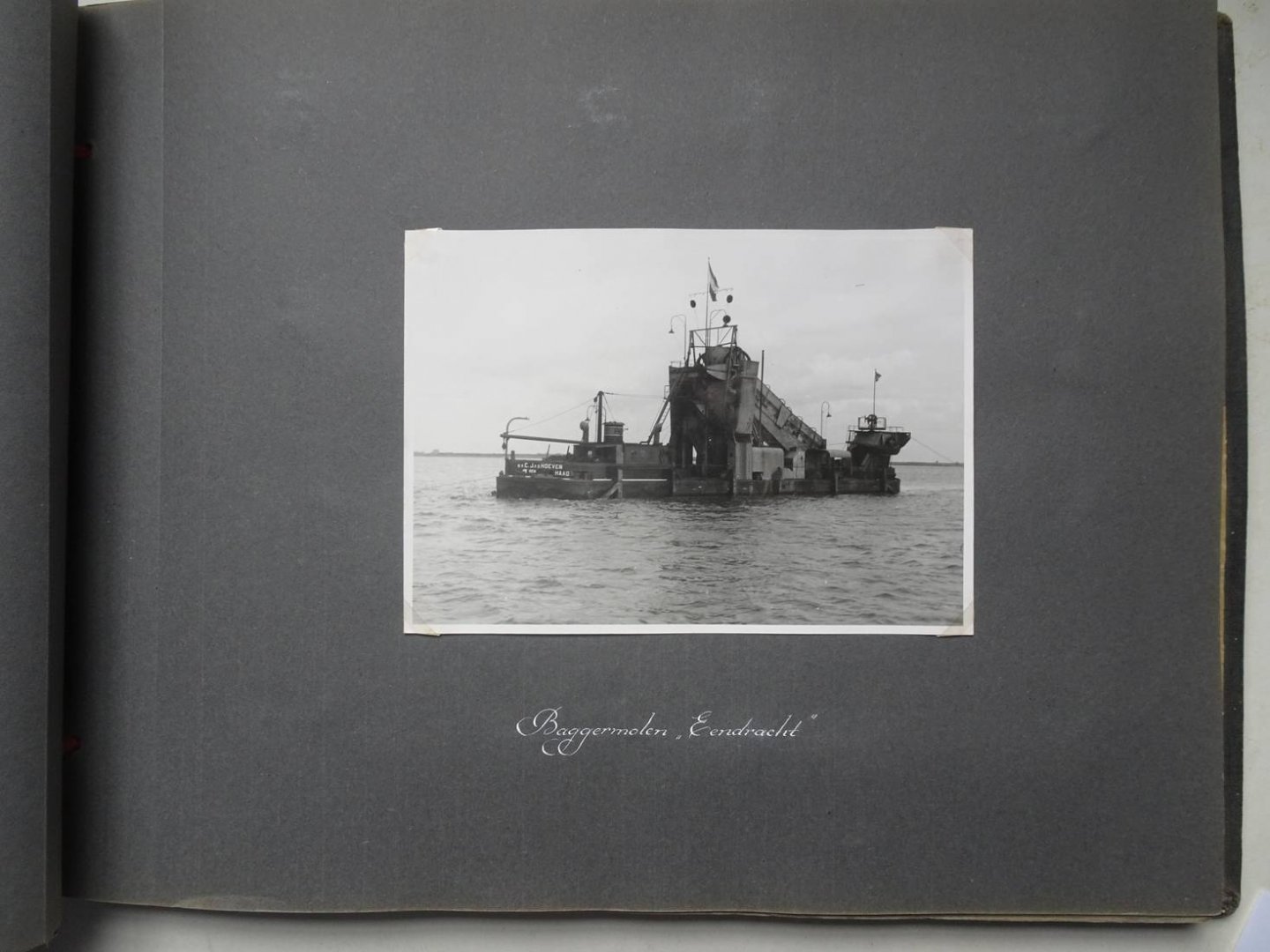 Bruijn, Ab de (fotografie). - Fotoalbum. "Ter herinnering aan de uitgevoerde herstel- en Baanverzwaringswerken van de spoorlijn Dordrecht-Willemsdorp 1945-1946".