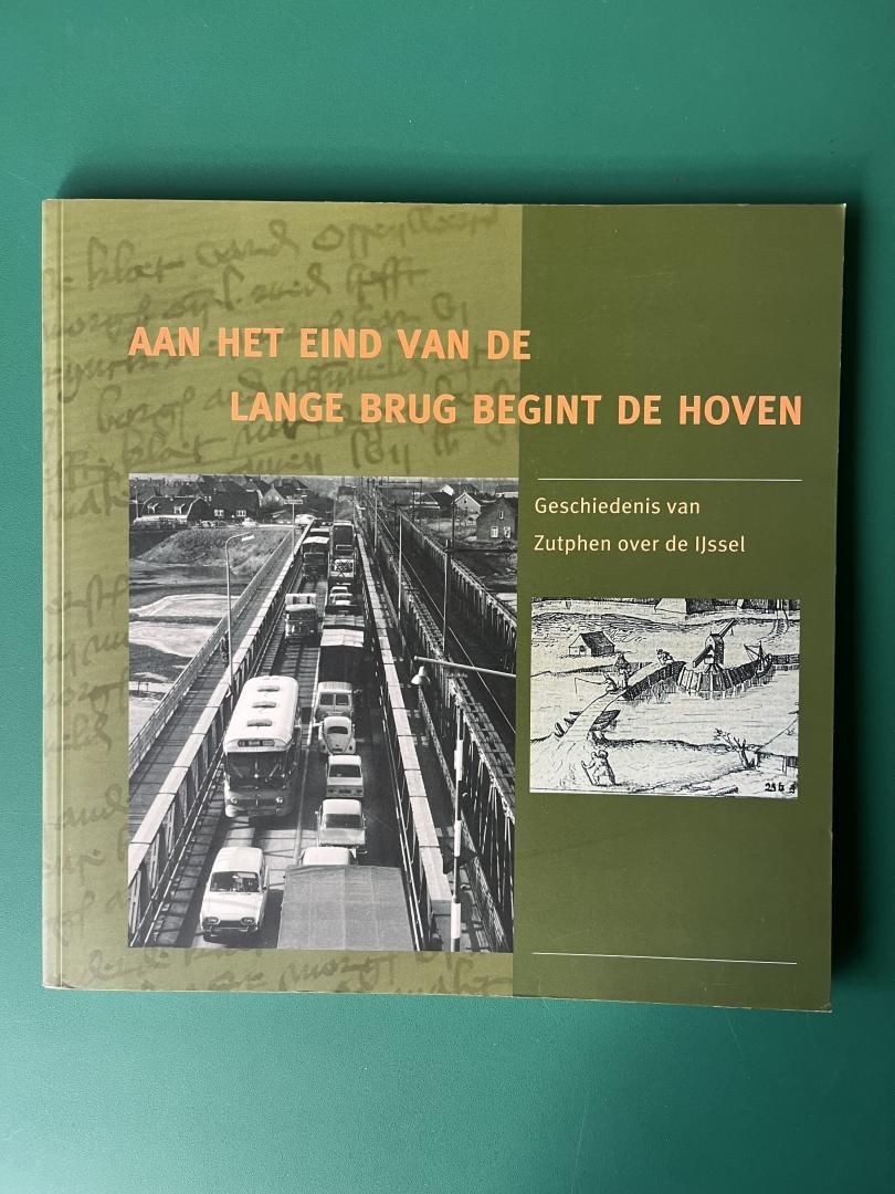 Marskamp, Evelien e.a. - Aan het eind van de lange brug begint de Hoven. Geschiedenis van Zutphen over de IJssel