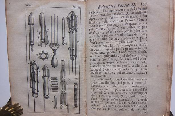 Frezier, Sr.. - Traité des feux d'artifice, ou l'on voit I. La manière de préparer les matières qui entrnt dans la composition des feux d'artifice. II. La méthode de faire & de composer toutes fortes de feux d'artifice. III. Où l'on donne une idée de la co...