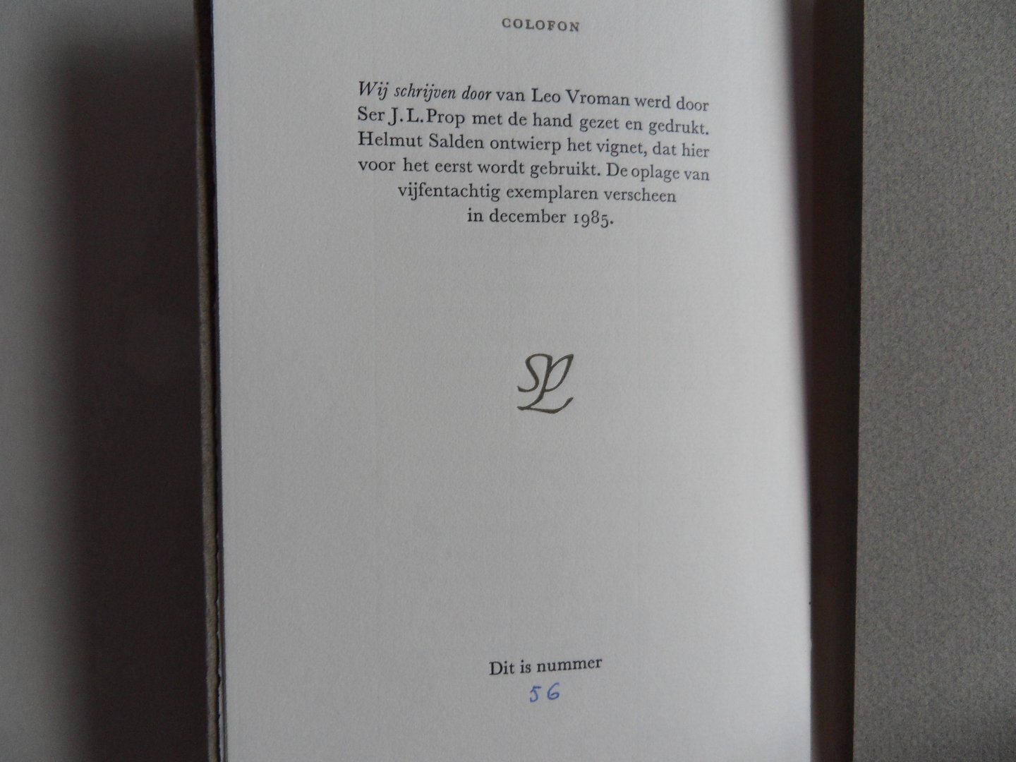 Vroman, Leo. - Wij schrijven door. [ Genummerd exemplaar 56 / 85 ].