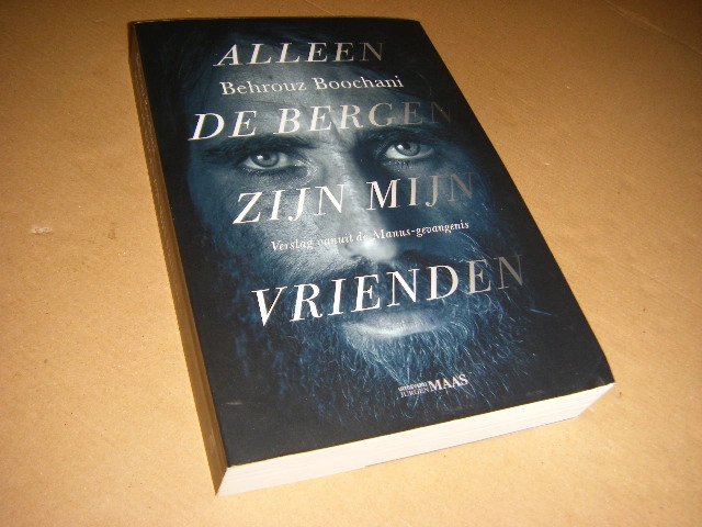 Behrouz Boochani; Irwan Droog (vert.) - Alleen de bergen zijn mijn vrienden verslag vanuit de Manus-gevangenis