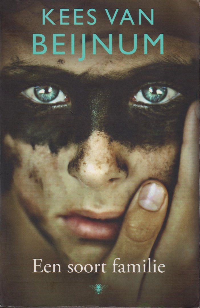 Beijnum (Amsterdam, 21 maart 1957), Kees van - Een soort familie - Eind jaren tachtig, een klein dorp aan de Waddenzee. Het leven van de ouders van Teun staat in het teken van de grote idealen. Het gezin offert er alles voor op. Maar wat betekent dat voor Teun en zijn oudere broer?