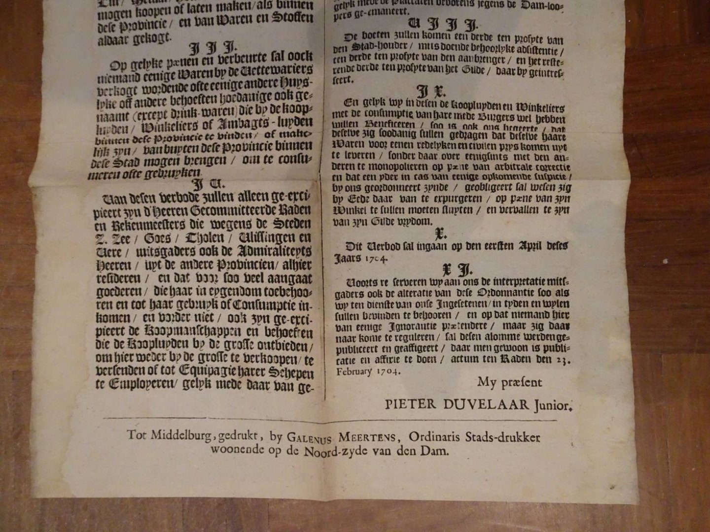 Duvelaar, Pieter. - Publicatie. Balliu, Burgemeesters Schepenen en Raden der Stad Middelburg in Zeeland: Allen den geenen die dese sullen sien en hooren lesen / Saluyt: Doen te weten dat wy in ervaringe komen dat sommige menschen hare particuliere behoeften van e...